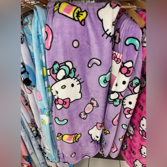 NWT HELLO KITTY THROW BLANKET - Picture 3 of 3